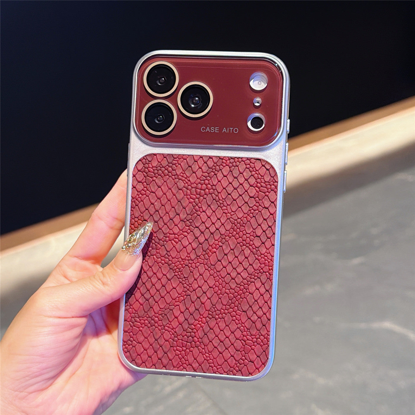 Large-view crocodile-textured Apple phone case