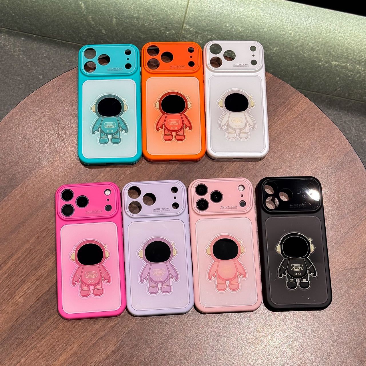 Astronaut-themed creative stand for Apple phone case