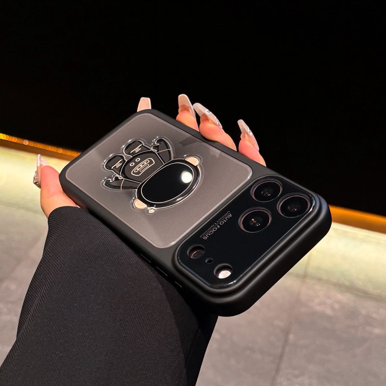 Astronaut-themed creative stand for Apple phone case