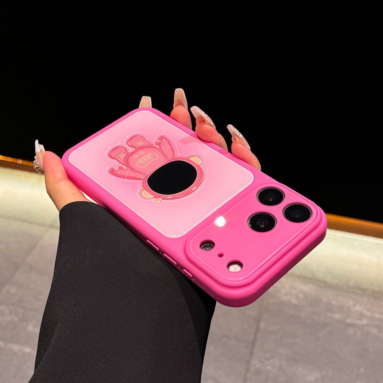 Astronaut-themed creative stand for Apple phone case