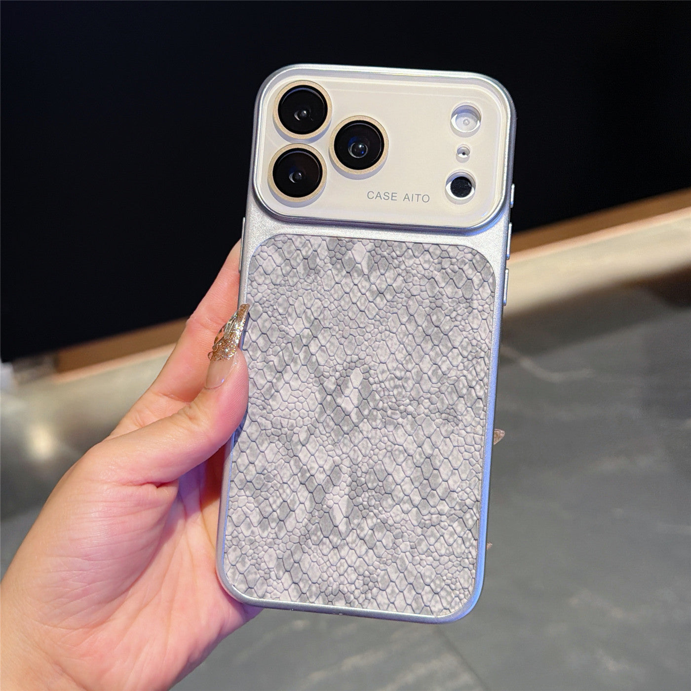 Large-view crocodile-textured Apple phone case