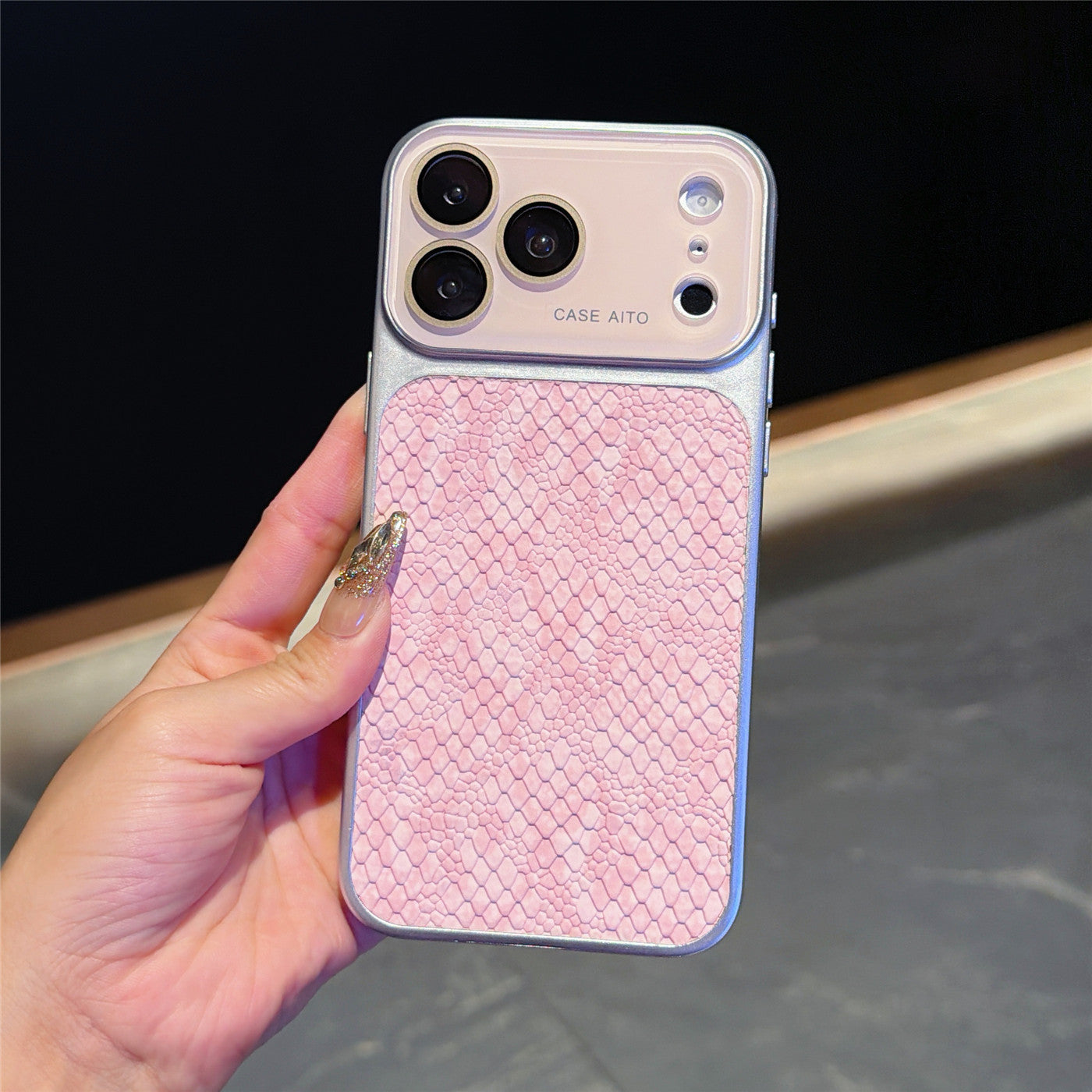 Large-view crocodile-textured Apple phone case