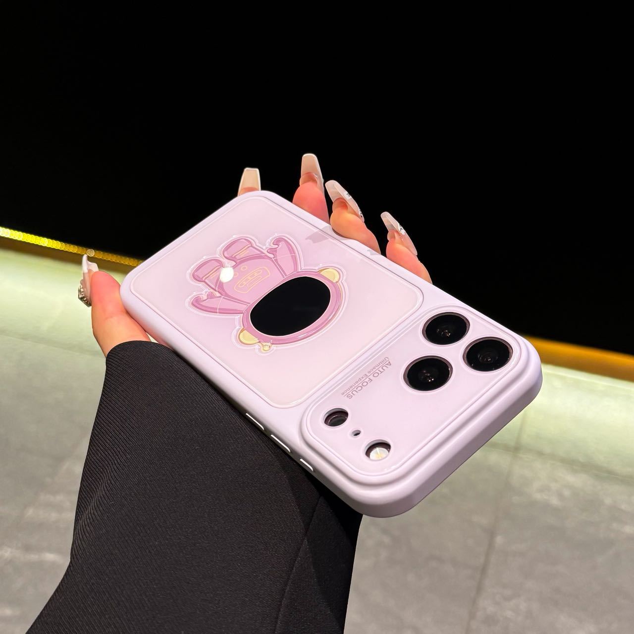 Astronaut-themed creative stand for Apple phone case