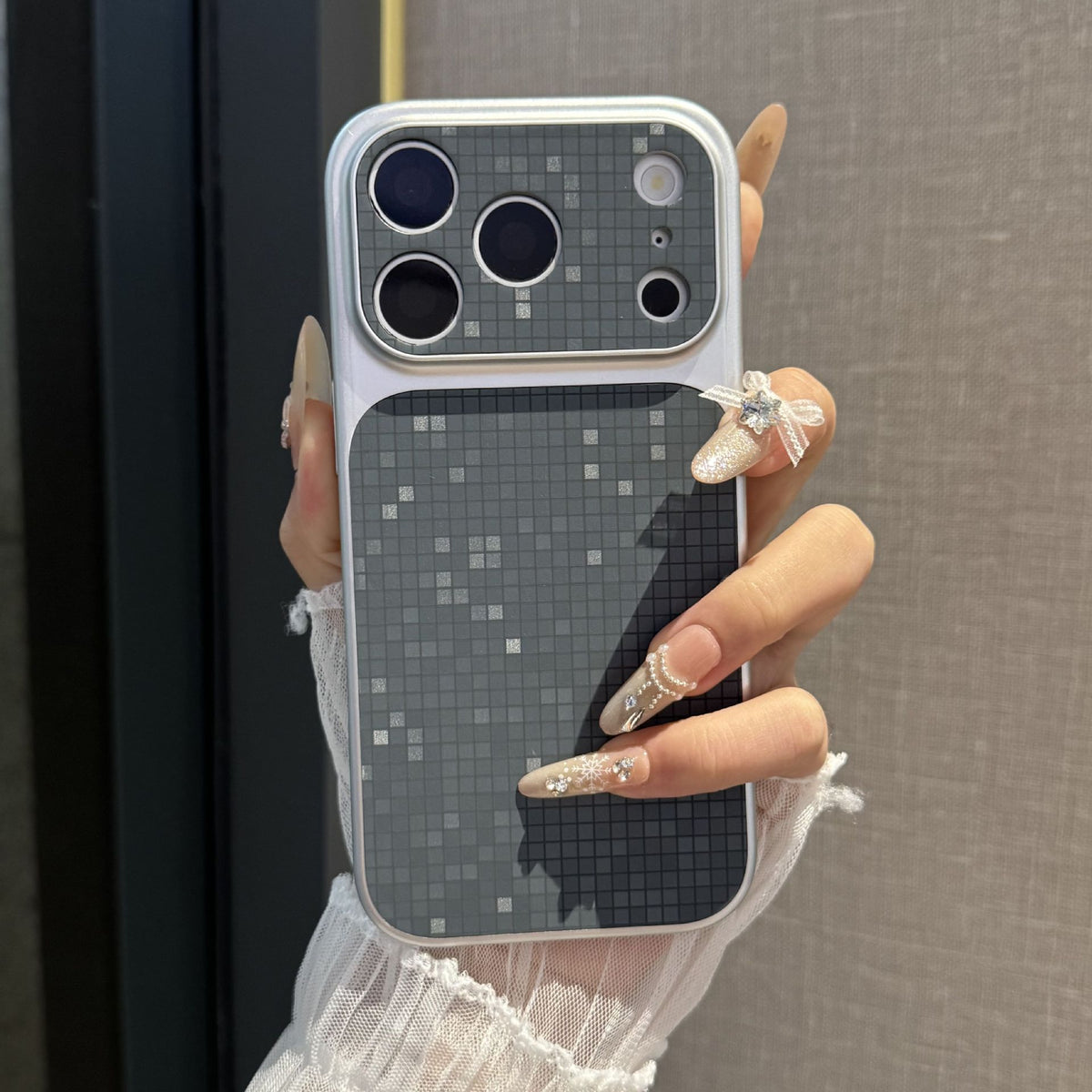 Gradient reflective mosaic texture Apple phone case
