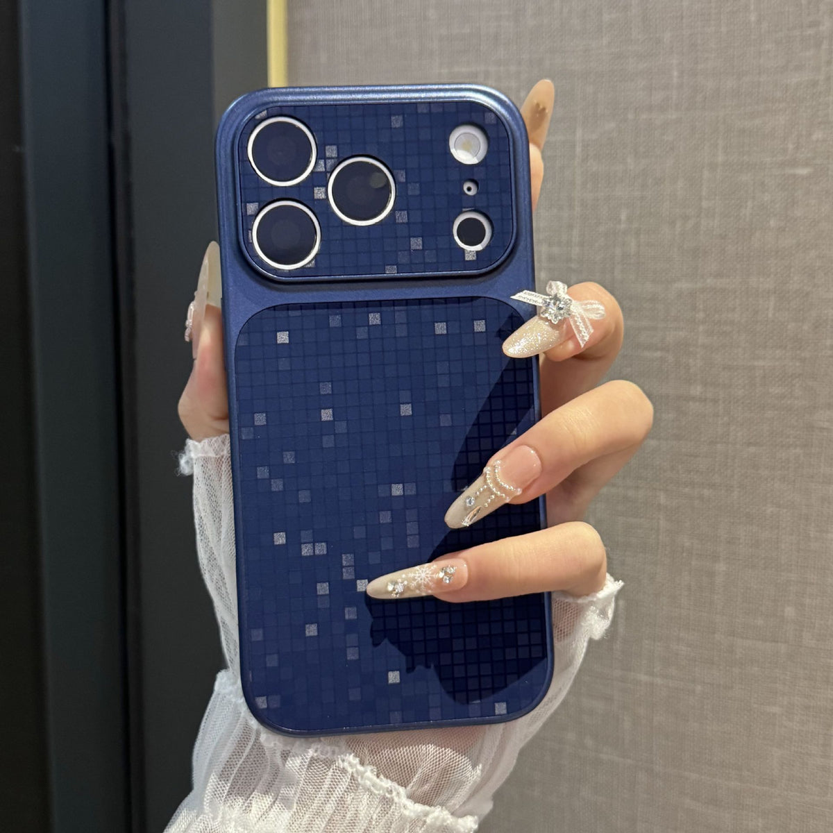 Gradient reflective mosaic texture Apple phone case
