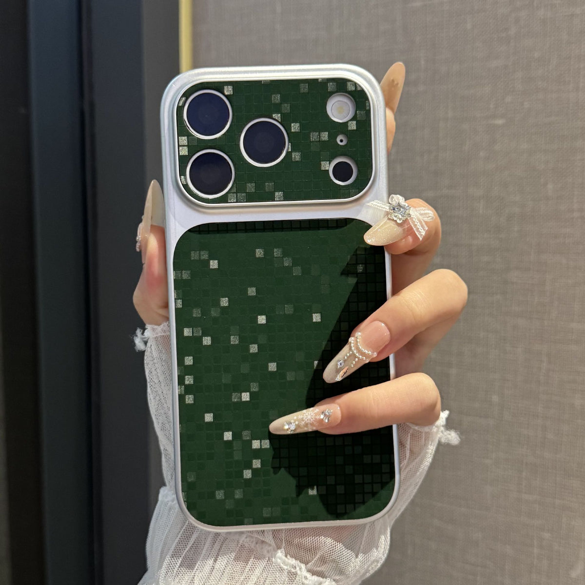 Gradient reflective mosaic texture Apple phone case